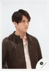 【中古】生写真(ジャニーズ) 7 MEN 侍/佐々木大光/上半身・衣装黒・白・両手下・右向き・口閉じ・背景白/「DREAM BOYS」グッズオフショット/公式生写真