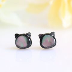 ブラックシェル　黒猫　７×６mm　天然石　ピアス