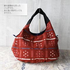 着物リメイク バッグ【まんまるバッグ 絣（かすり）赤紺】手さげカバン トートバッグ グラニーバッグ 肩掛け ポケット 仕切り 着物 浴衣 祭り 通勤・通学 母の日 敬老の日 アンティーク ビンテージ 古布 絹 シルク プレゼント