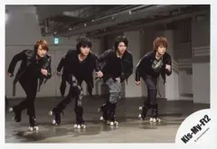 【中古】生写真(ジャニーズ) Kis-My-Ft2/集合(4人)千賀健永・横尾渉・宮田俊哉・二階堂高嗣/横型・全身・衣装黒・ローラースケート・左手グー・背景室内/公式生写真