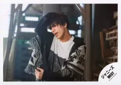 【中古】生写真(ジャニーズ) ジャニーズWEST/藤井流星/横型・バストアップ・衣装黒白・右手頭/「ドラゴンドッグ」PV撮影オフショット/公式生写真