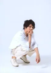 【中古】生写真(男性) 三浦宏規/全身・衣装白・しゃがみ・右向き・右手顎/三浦宏規FCイベント「White ＆ Black」 official party vol.3 ランダムフォト