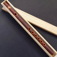 【神楽笛】新古管 本煤竹 本漆 籐巻 赤色 皮残し 桐箱付き／雅楽／神楽