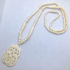 ペンダント ネックレス 象牙彫刻風 透かし彫り 中国 工芸品
