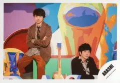 【中古】生写真(ジャニーズ) 嵐/櫻井翔・二宮和也/横型・膝上/アルバム 「This is 嵐」MV＆ジャケ写オフショット/公式生写真