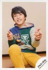 【中古】生写真(ジャニーズ) 関西ジャニーズJr./山中一輝/膝上・座り・衣装黄色・緑・青・両手指2本立て・笑顔/「関ジュ 夢の関西アイランド 2020 in 京セラドーム大阪 ～遊びにおいでや!満足 100%～」グッズオフショット/公式生写真