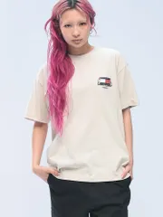 TOMMY JEANS (トミージーンズ) グラフィックフラッグロゴ リラックスフィット クルーネック 半袖 Tシャツのサムネイル