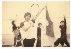 【中古】生写真(男性) 三津谷亮(不二周助)/横型・膝上・衣装白・黒・右手ラケット・セピア色・私服ショット/ミュージカル『テニスの王子様』コンサート SEIGAKU Farewell Party