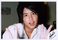 【中古】生写真(ジャニーズ) NEWS/手越祐也/横型・顔アップ・白シャツ・両手ピース・口半開き・ロゴ「NewS」/公式生写真