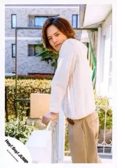 【中古】生写真(ジャニーズ) Hey! Say! JUMP/岡本圭人/膝上・衣装白.ベージュ・左向き・両手柵・カメラ目線・野外/16-17冬 コンサートグッズ撮影/公式生写真