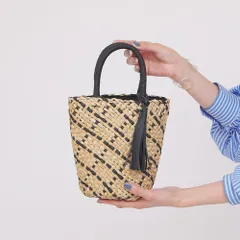 シーグラスとアンダリを編み込んで模様にした チェック柄 シリンダーバッグ　ナチュラルな素材感が魅力のシーグラスとペーパーの小ぶりなシリンダーバッグ