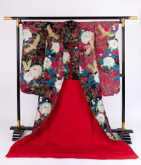 大幅値下げ!50%OFF】花嫁色打掛け朱色/金刺繍鶴/松梅、背模様花柄 大幅値下げ!50%OFF】花嫁色打掛け朱色/金刺繍鶴/松梅、背模様花柄