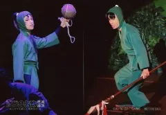 【中古】生写真(男性) 湯本健一(立花仙蔵)・渡辺和貴(潮江文次郎)/ライブフォト・横型・キャラクターショット/DVD『ミュージカル「忍たま乱太郎」第10弾再演～これぞ忍者の大運動会だ!～』会場購入特典六年い組ステージ写真ブロマイド