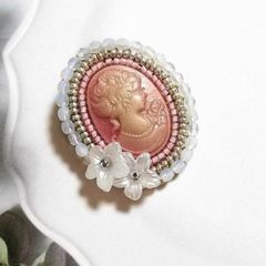 【ブローチ】ビーズ刺繍 ピンク カメオ/ 女性の顔 アンティーク/白い花