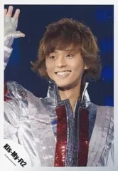 【中古】生写真(ジャニーズ) Kis-My-Ft2/藤ヶ谷太輔/ライブフォト・バストアップ・衣装銀・赤・右手パー・笑顔・背景青/公式生写真