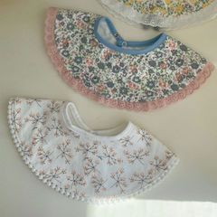 【新品】お洒落な韓国子供服　よだれかけ　スタイ　花柄　レース　ナチュラル　2枚セット