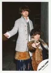 【中古】生写真(ジャニーズ) Hey! Say! JUMP/有岡大貴・伊野尾慧/膝上・衣装グレー・茶色・黒・有岡右手指差し/アルバム「PARADE」MV＆ジャケ写オフショット/公式生写真