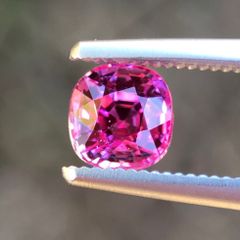 天然　非加熱　モゴック産　ピンクサファイア　ルース　0.68ct 　Bright pink　美濃色 　高彩度(ネオン感が出るほど濃めのお色)　煌めく　希少　AIGS鑑別書付き