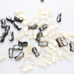 2個 天然蝶貝 シェル お座り猫 貝殻猫 猫ねこ ネコ パーツ 片穴 モチーフ チャーム アクセサリーパーツ コネクター ペンダント 手芸 ハンドメイド