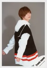 【中古】生写真(ジャニーズ) Travis Japan/七五三掛龍也/膝上・衣装黒.白・両手後ろ・体右向き・背景グレー/「Travis Japan LIVE TOUR 2020 ENTER 1234567」グッズオフショット/公式生写真