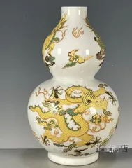 白磁器の花瓶です山水画の上に盛り上がった 立体画の龍ドラゴンが今にも飛び出しそう 白磁器の花瓶です山水画の上に盛り上がった 立体画の龍ドラゴン