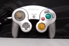 T【HY】【中古】【動作品】NINTENDO GAMECUBE ニンテンドー ゲームキューブ 純正 有線コントローラー DOL-003 シルバー[送料無料(一部地域を除く)]HY002