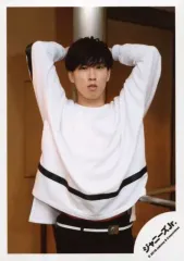 【中古】生写真(ジャニーズ) Snow Man/宮舘涼太/膝上・衣装白・黒・両手上げ・口すぼめ/「ジャニーズJr.8・8祭り～東京ドームから始まる～」グッズオフショット/公式生写真