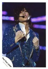 【中古】生写真(ジャニーズ) Hey! Say! JUMP/山田涼介/ライブフォト・上半身・ジャケット水色・両手グー・目線右上/公式生写真