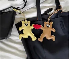 魅力的なクマのカップルラブハートキーホルダー - フェイクレザー、車のキー、バッグ＆携帯電話チャームに最適