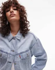 【送料無料】 リーバイス レディース ジャケット・ブルゾン アウター Levi's 90s shrunken trucker denim jacket in light blue BLUE