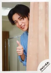 【中古】生写真(ジャニーズ) Snow Man/目黒蓮/顔アップ・衣装水色・覗き込み・右手親指立て・左向き・笑顔/Snow Man「Summer Paradise 2019」グッズオフショット/公式生写真