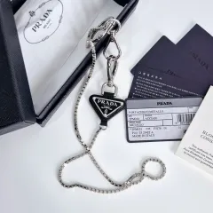 100 %本物 Prada(プラダ) トライアングルロゴ メタル キーリング スチール （ 2PM033 ）