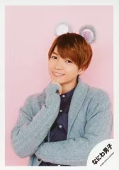 【中古】生写真(ジャニーズ) なにわ男子/西畑大吾/上半身・衣装グレー・紫・右手顎・左手曲げ・左向き・笑顔・背景ピンク/Greeting Photo ～ニューイヤーVer.～/公式生写真