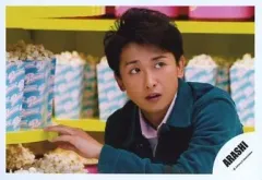 【中古】生写真(ジャニーズ) 嵐/大野智/横型・バストアップ・衣装緑・後ろにポップコーン・左手棚・「ARASHI LIVE TOUR Popcorn」/公式生写真