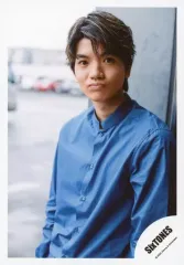 【中古】生写真(ジャニーズ) SixTONES/高地優吾/上半身・衣装青・両手下・左向き・カメラ目線/シングル「NAVIGATOR」MV＆ジャケ写オフショット/公式生写真