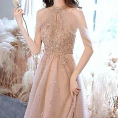 小花柄の様なデザインがオシャレでゴージャスなイブニングドレス