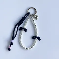 パールとパラコードのハンドストラップ（ブラック系）