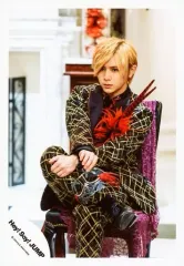 【中古】生写真(ジャニーズ) Hey! Say! JUMP/山田涼介/全身・座り・衣装黒・赤・金・コサージュ・右足曲げ・両腕交差・左向き・椅子・背景白/16夏 コンサートパンフ＆グッズ撮影/公式生写真