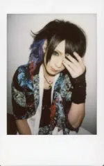 【中古】生写真(男性) UNiTE.(ユナイト)/ハク/バストアップ・衣装黒・青・黄緑・右手下・左手左目・首かしげ・顔右向き・背景白/生チェキ