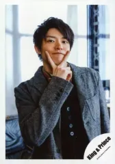 【中古】生写真(ジャニーズ) King ＆ Prince/岸優太/上半身・衣装黒・グレー・右手ピース・顎/アルバム「King ＆ Prince」MV＆ジャケ写オフショット/公式生写真