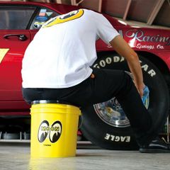 MOONEYES bucket 2gal