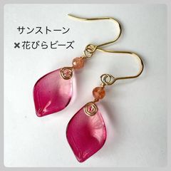 天然石【サンストーン】と花びらビーズのフックピアス