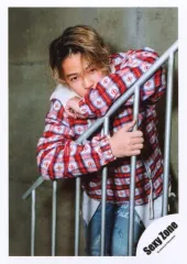 【中古】生写真(ジャニーズ) Sexy Zone/菊池風磨/膝上・衣装赤・白・チェック柄・右手手すり・左腕曲げ/「Sexy Zone LIVE TOUR 2019 PAGES」グッズオフショット/公式生写真 