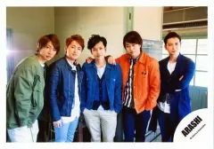 【中古】生写真(ジャニーズ) 嵐/集合(5人)/横型・膝上・センター二宮・両手ポケット・手肩・松本腕組み/「青空の下、キミのとなり」PV＆ジャケ/公式生写真