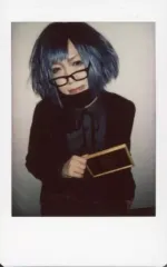 【中古】生写真(男性) UniTE.(ユナイト)/椎名未緒/上半身・衣装黒・紺・眼鏡・顔左向き・目線左・右手曲げ・ボード持ち・左手下・背景白/生チェキ
