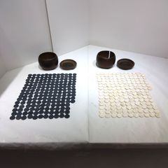 碁石（白）172個 （黒）175個 碁笥付きＡ422