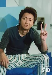 【中古】生写真(ジャニーズ) 嵐/大野智/座り・左手ピース・衣装カーキ・ズボン水色・ストライプ・後ろに魚の絵/ARASHI Anniversary Tour 5×10/公式生写真