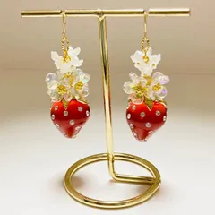 ハンドメイド　オーロラフラワー&大きないちご(クリアレッド)〈ピアス/イヤリング/チャーム〉