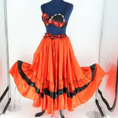 【ベリーダンス用 オリエンタル衣装】レッド×ブラック ラインストーン 花柄 赤 黒 サテン 刺繍 鮮やか 可愛い 女性らしい ブラトップ スカート コサージュ セット