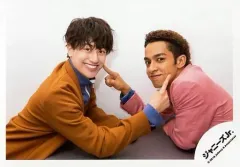 【中古】生写真(ジャニーズ) Aぇ! group/小島健・草間リチャード敬太/横型・上半身・衣装ピンク・茶色・青・右手人差し指頬・小島歯見せ・背景白/「僕らAぇ! groupって言いますねん 関西凱旋公演」グッズオフショット/公式生写真(大阪店舗限定)